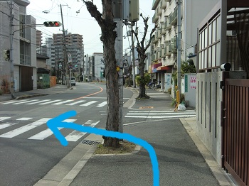 横断歩道渡る。大阪市淀川区